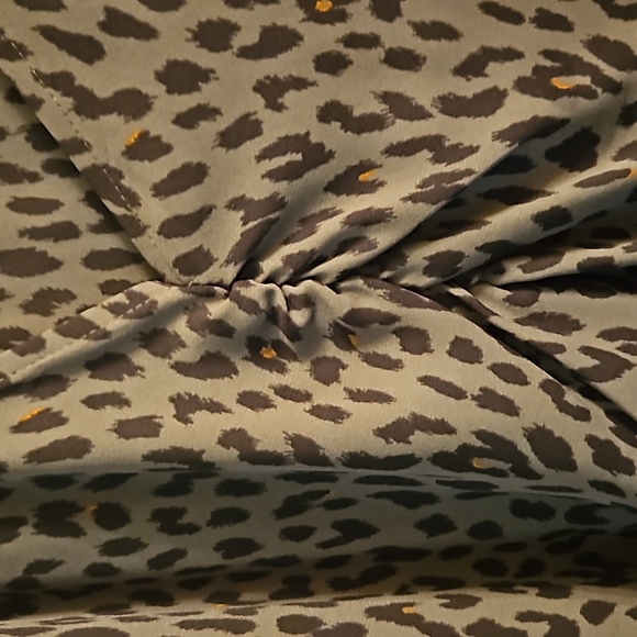 Loft Short Sleeve Gray Leopard Blouse size M - Picture 3 of 4